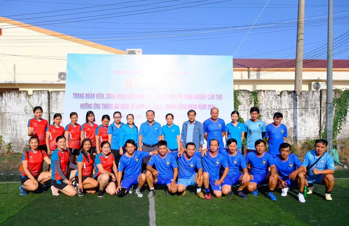 Ban tổ chức chụp ảnh lưu niệm cùng các đội tham gia thi đấu. Ảnh: Mỹ Ly