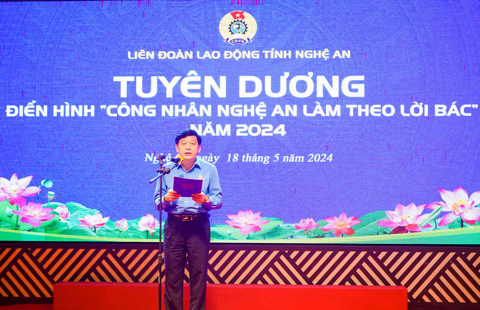 Ông Kha Văn Tám - Chủ tịch Liên đoàn Lao động tỉnh Nghệ An phát biểu tại hội nghị. Ảnh: Duy Chương.