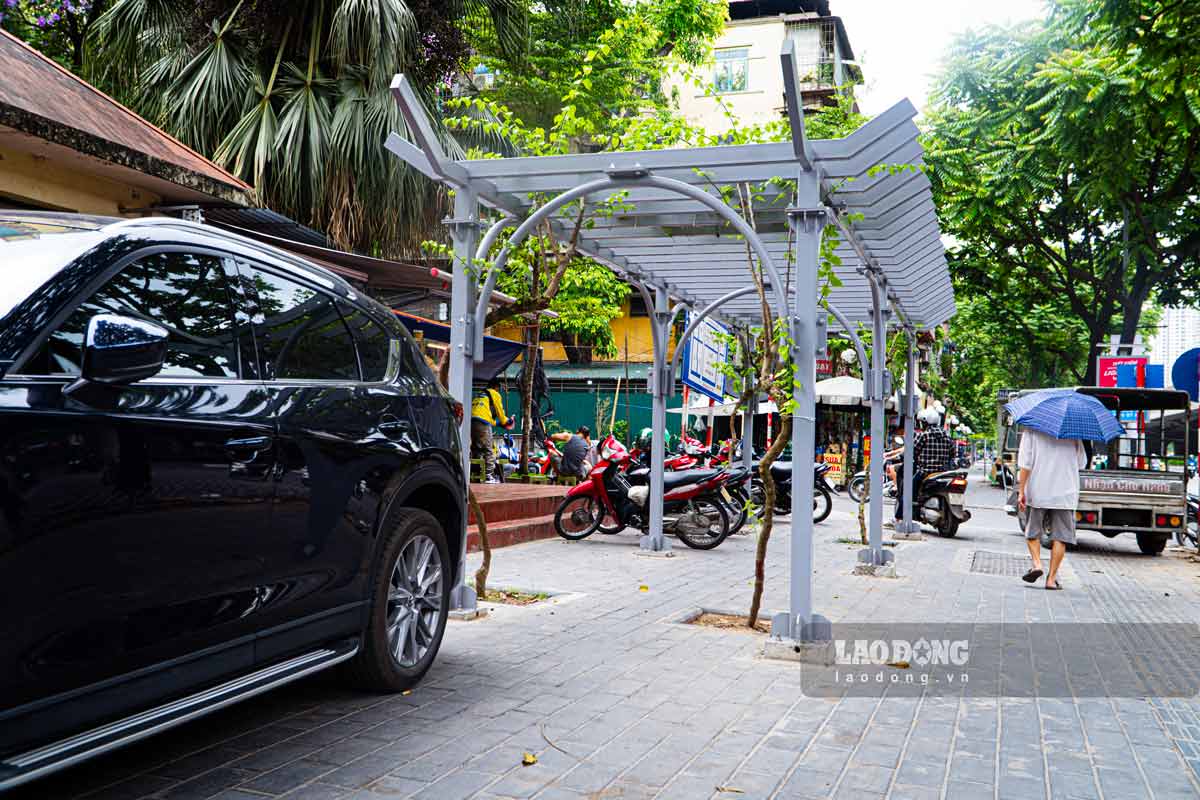 Tuy nhiên, dù chưa hoàn thiện nhưng xung quanh các giàn hoa đã bị “bủa vây” bởi nhiều phương tiện giao thông, gây mất mỹ quan đô thị.