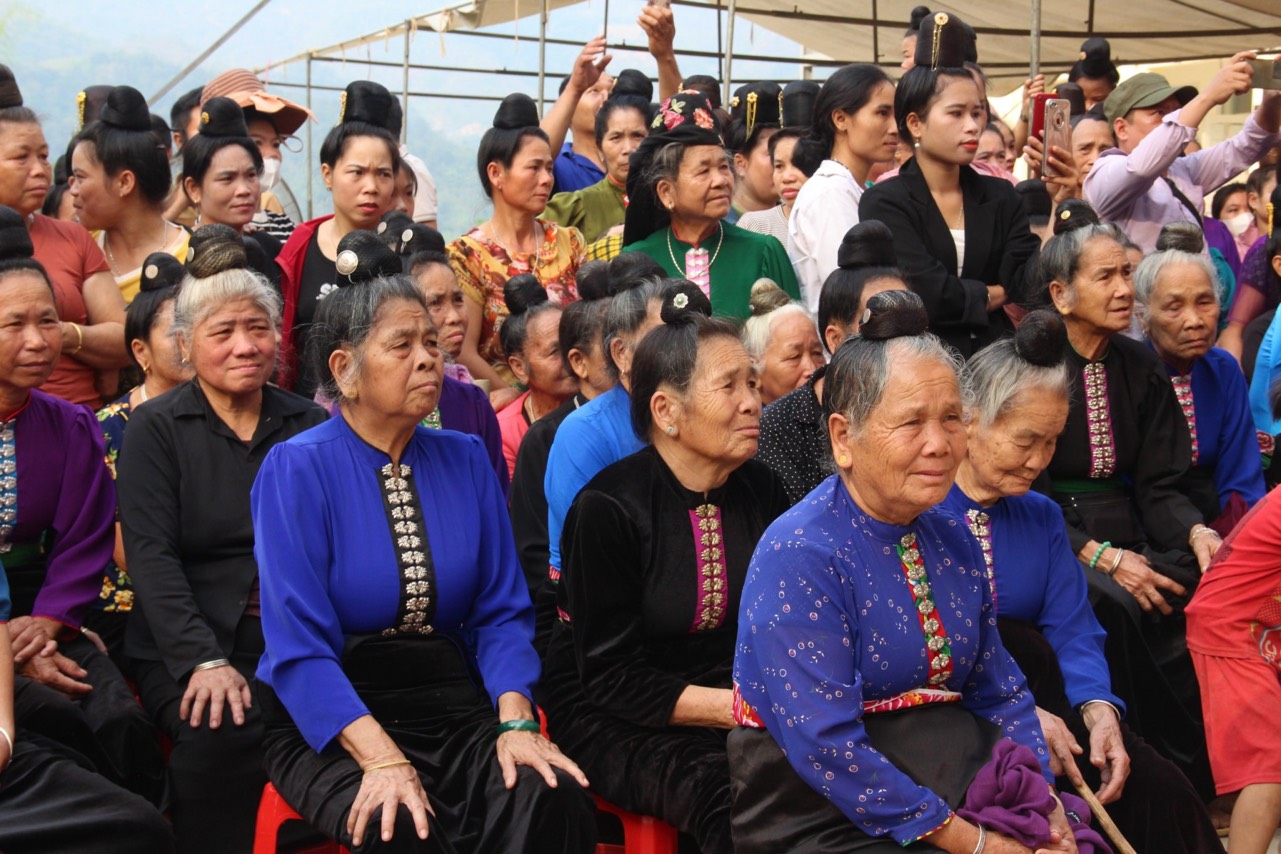 Trang phục người La Ha có nhiều nét tương đồng với dân tộc Thái. Ảnh: Minh Nguyễn