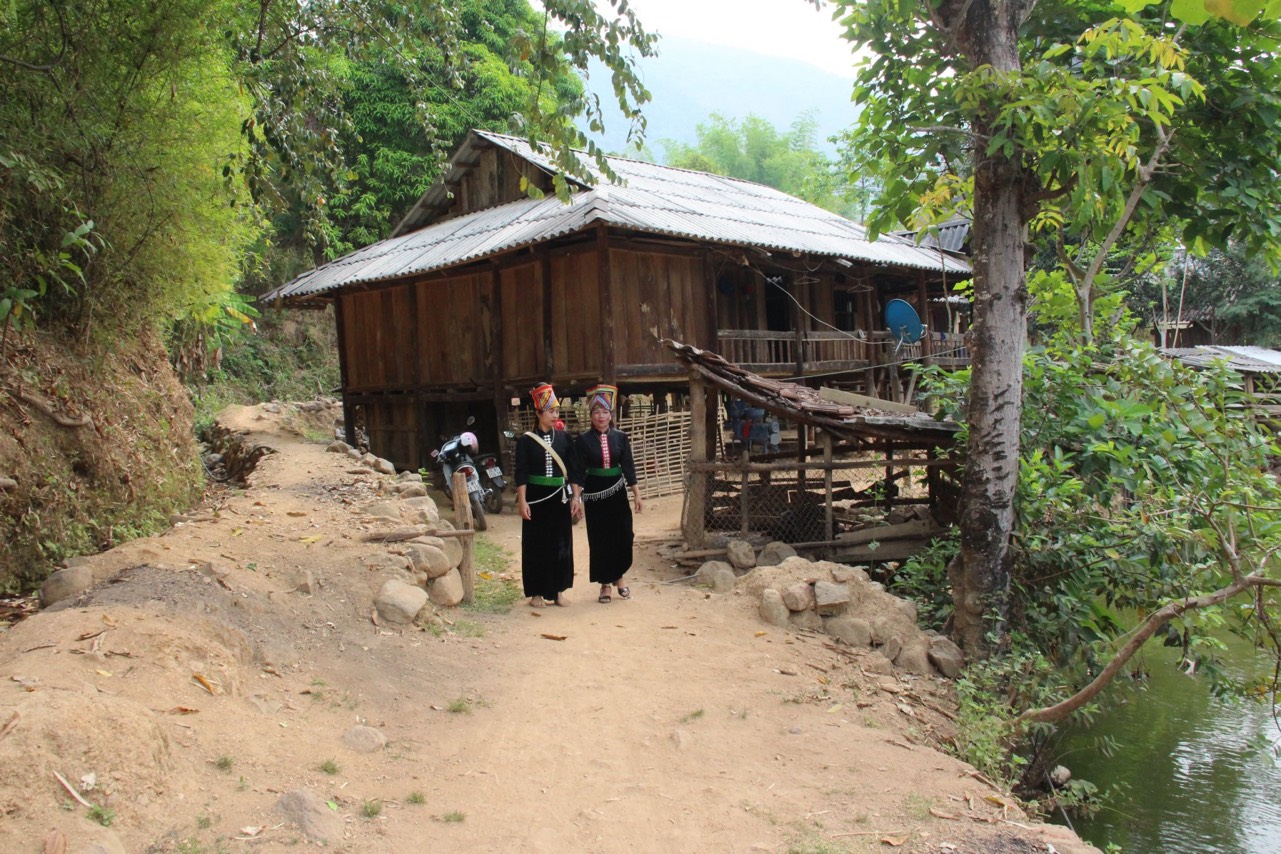 Người La Ha ở nhà sàn. Ảnh: Minh Nguyễn