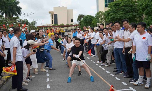 Hàng trăm vận động viên tham gia các hoạt động thể thao hưởng ứng Tháng Công nhân của LĐLĐ quận Dương Kinh. Ảnh: Mai Dung