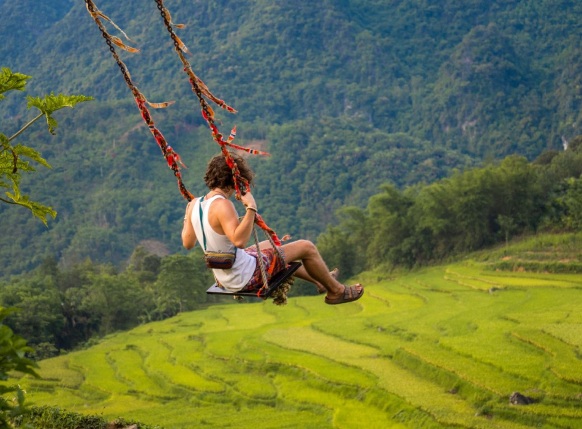 “Ruộng lúa bậc thang uốn lượn thơm hương lúa, hương cỏ giữa bạt ngàn núi, rừng tạo nên khung cảnh mộc mạc, gần gũi, gợi nhớ về một tuổi thơ yên bình tôi đã từng đi qua”, anh Phong cảm động nói. Về bản Đôn, hòa mình vào nhịp sống chậm rãi, thanh bình của cảnh sắc và con người, bất cứ du khách nào cũng sẽ cảm thấy thư thái, vui vẻ. 