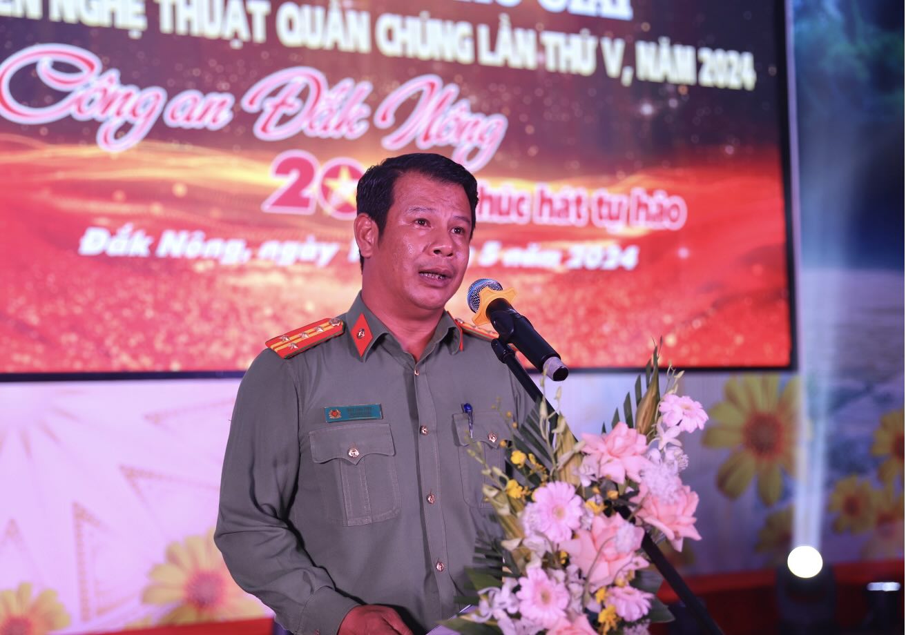 Đại tá Nay Gia Phú, Phó Giám đốc Công an tỉnh, Trưởng ban tổ chức phát biểu bế mạc hội diễn. ẢNH: 