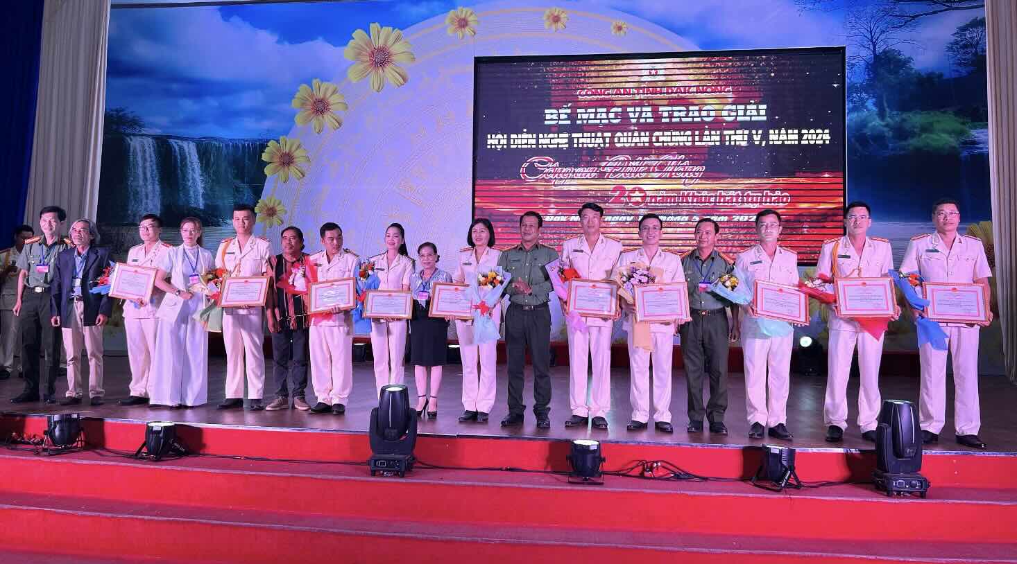 Ban tổ chức trao giải cho các đội thi tại lễ bế mạc. ẢNH: Công an Đắk Nông