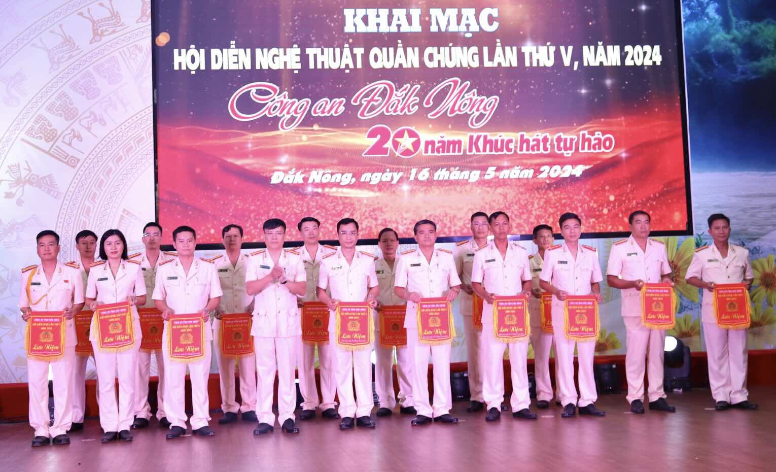 Đại tá Nguyễn Thanh Liêm, Giám đốc Công an tỉnh trao cờ lưu niệm cho các đội thi. ẢNH: CA