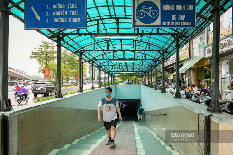 Đi bộ và leo cầu thang luôn được coi là những bài tập giảm cân tốt nhất. Ảnh: Tùng Giang