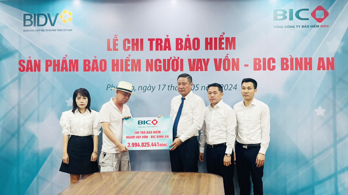 BIC chi trả quyền lợi bảo hiểm cho khách hàng. Ảnh: BIC