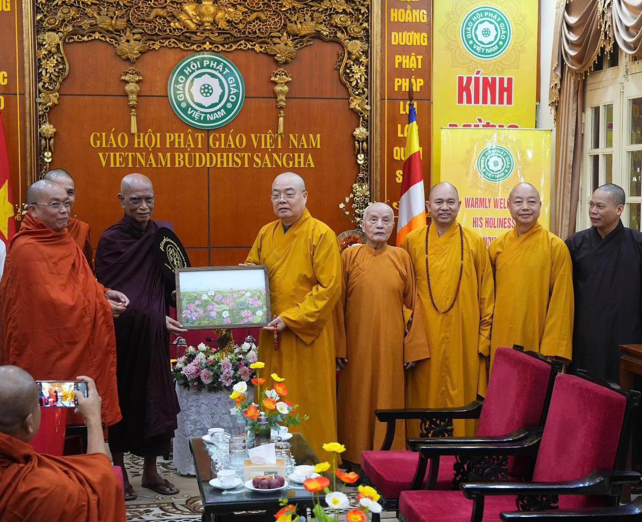 Bản in tranh “Liên hoa Tịnh Cảnh” có chữ ký của họa sĩ Kim Đức được GHPGVN lựa chọn tặng Đức Tăng Thống Myanma. Ảnh: BTC
