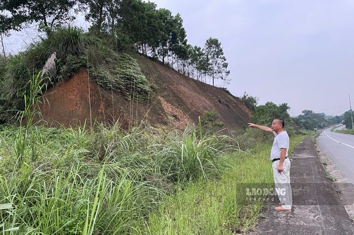 Người dân bức xúc khi đất của gia đình bị thu hồi làm tái định cư cho khu công nghiệp trong khi gia đình cũng xin chuyển đổi mục đích sử dụng sang đất ở nhưng không được. Ảnh: Đinh Đại