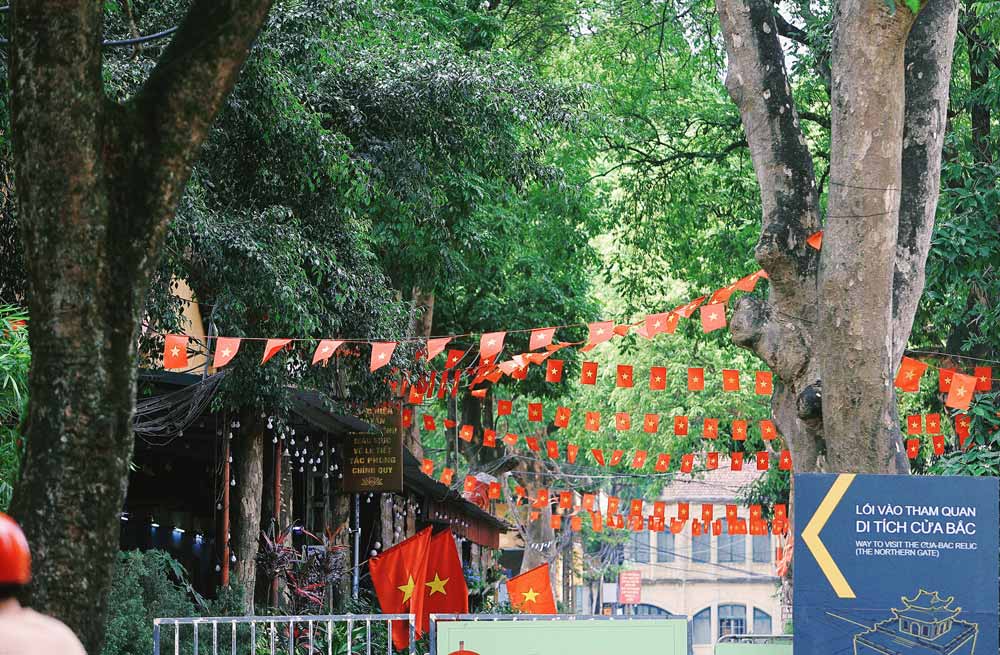 Khu di tích Cửa Bắc (đường Phan Đình Phùng) cũng rợp cờ hoa.