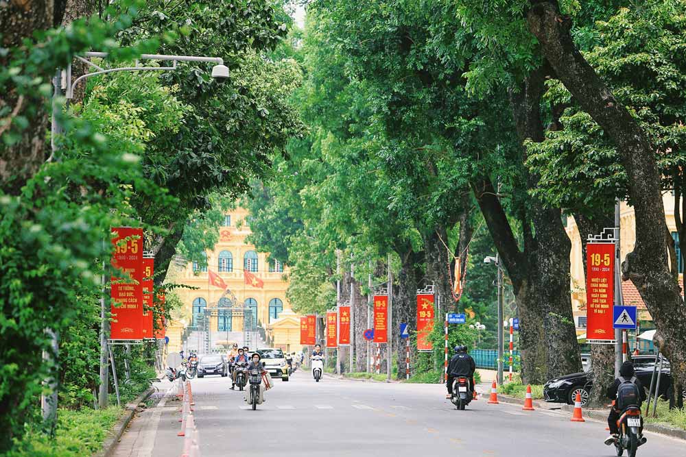 Những ngày này, các tuyến phố Hà Nội đã khoác lên mình màu áo mới, rực rỡ cờ hoa đón mừng kỷ niệm 134 năm ngày sinh Chủ tịch Hồ Chí Minh (19/5/1890 - 19/5/2024). Ảnh: Việt Anh