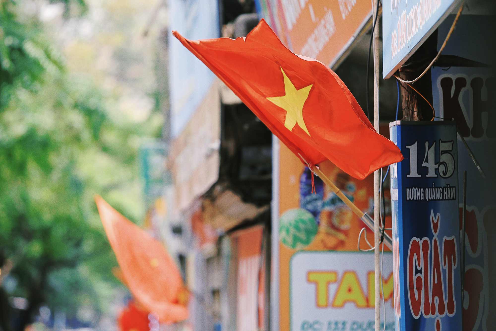 Tại khu vực dân cư phố Dương Quảng Hàm, các gia đình, hộ kinh doanh đều treo cờ Tổ quốc, như một cách thể hiện sự kính yêu, biết ơn công lao của Chủ tịch Hồ Chí Minh - người đã hiến dâng trọn cuộc đời mình vì độc lập dân tộc, tự do và hạnh phúc của Nhân dân.