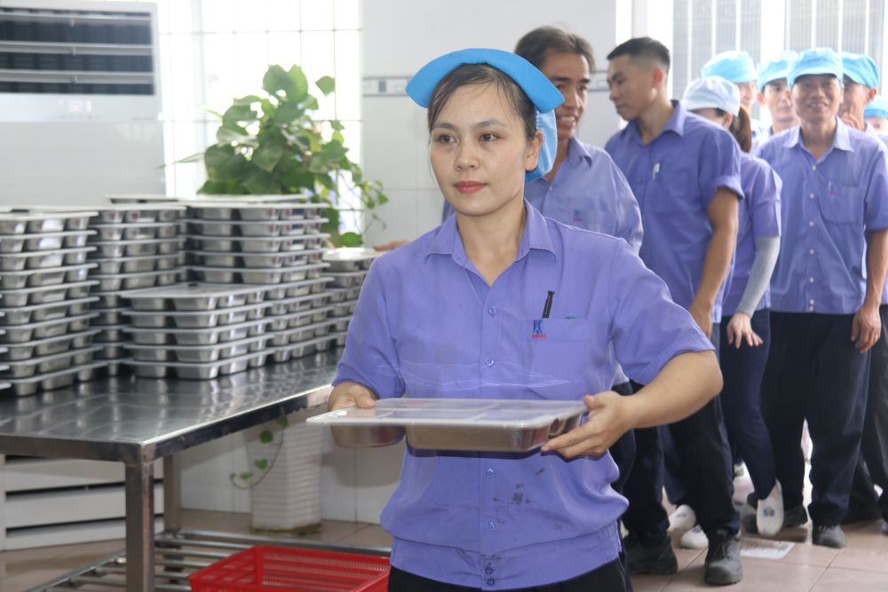 Niềm vui của công nhân khi bữa ăn ca hôm nay có giá trị tăng hơn ngày thường 20.000 đồng. Ảnh: P.Linh