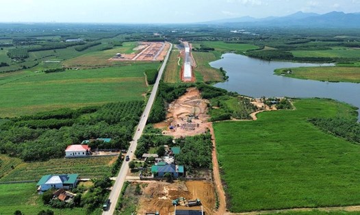 Nhiều vị trí qua tỉnh Quảng Bình trong Dự án Đường bộ cao tốc Bắc - Nam phía Đông vẫn chưa được bàn giao mặt bằng. Ảnh: Công Sáng