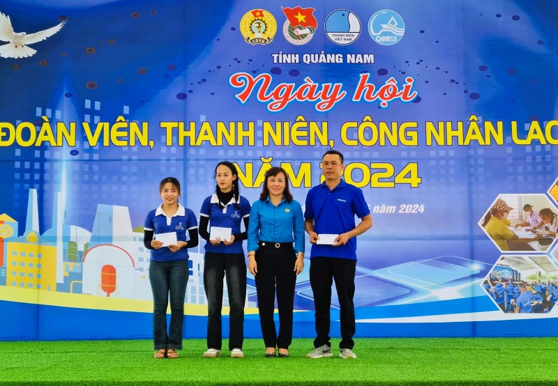 LĐLĐ tỉnh Quảng Nam trao quà cho thanh niên công nhân khó khăn tại ngày hội. Ảnh Lê Diễm.