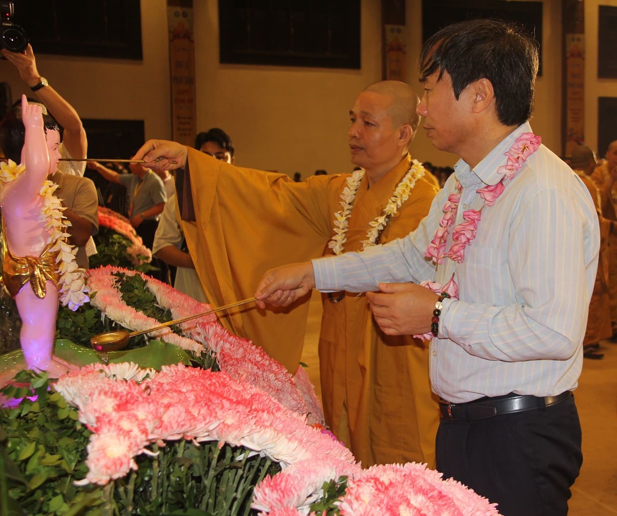 Các tăng ni, phật tử và người dân có mặt tại buổi lễ Nhiều Phật tử có chung cảm nhận trong lúc thực hiện hiện nghi lễ tắm Phật cũng là lúc tắm gội lòng mình, cảm thấy nhẹ nhàng, bình an. Ảnh: Nguyễn Trường