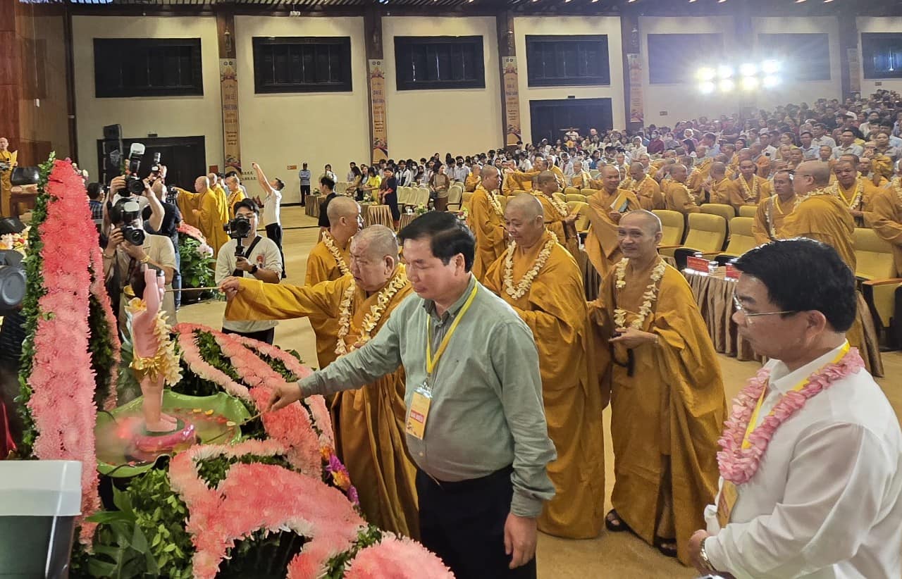 Kết thúc buổi lễ, hàng nghìn tăng ni, phật tử đã thực hiện nghi thức tắm Phật. Ảnh: Nguyễn Trường