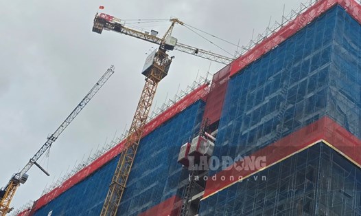 Cơ quan chức năng tại tỉnh Thái Bình yêu cầu chủ đầu tư dự án khu nhà ở thương mại ở phường Lê Hồng Phong cần tăng cường đảm bảo an toàn vệ sinh lao động. Ảnh: Trung Du  