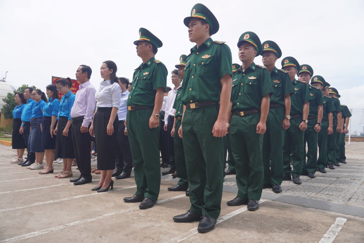 Các đoàn viên Công đoàn cùng chiến sĩ Bộ đội Biên phòng thành phố Đà Nẵng thực hiện nghi thức chào cờ, dâng hương tượng Bác Hồ. Ảnh: Văn Trực