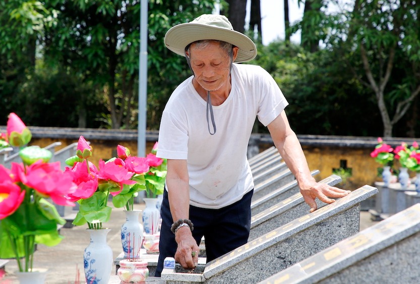 Ông Lê Văn Cư đã dành trọn 34 năm để chăm sóc phần mộ của đồng đội. Ảnh: Công Sáng