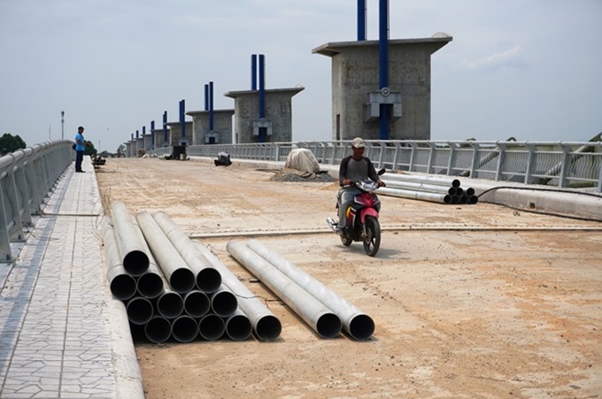 Dự án đập dâng hạ lưu sông Trà Khúc, sau 5 năm thi công lại tiếp tục xin gia hạn tiến độ. Ảnh: Viên Nguyễn