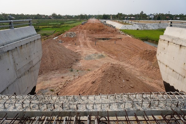 Dự án đường ven biển Dung Quất - Sa Huỳnh giai đoạn IIa hiện đang dang dở, vắng nhân lực thi công. Ảnh: Viên Nguyễn