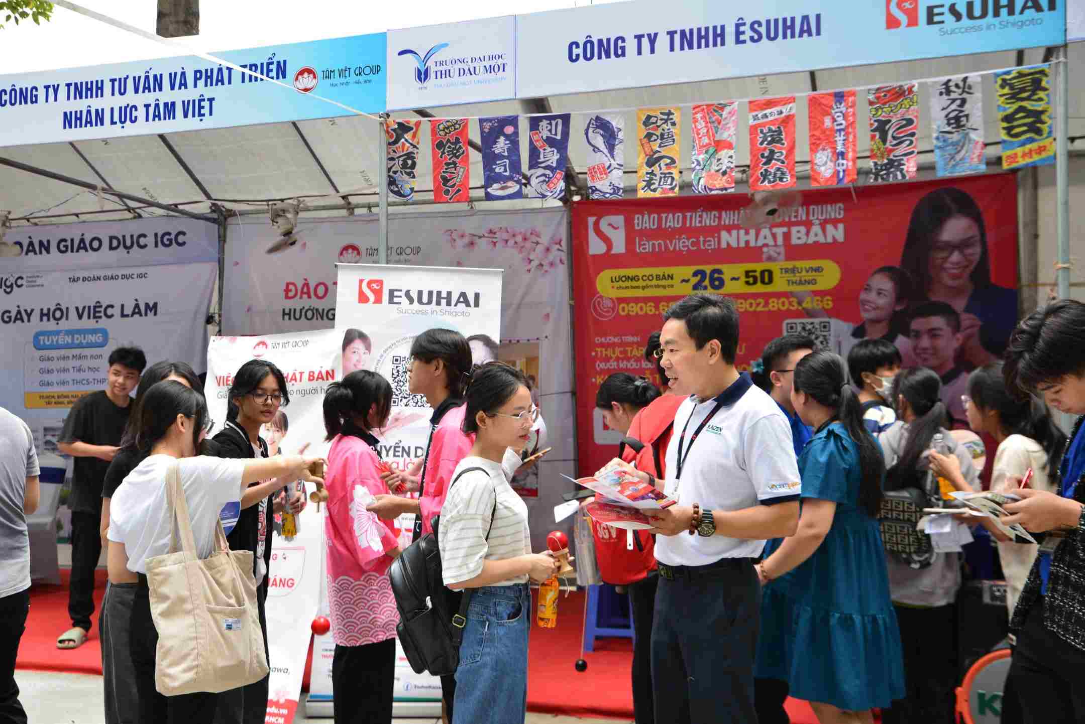 Doanh nghiệp phỏng vấn tuyển dụng lao động tại trường Đại học Thủ Dầu Một. Ảnh: Đình Trọng