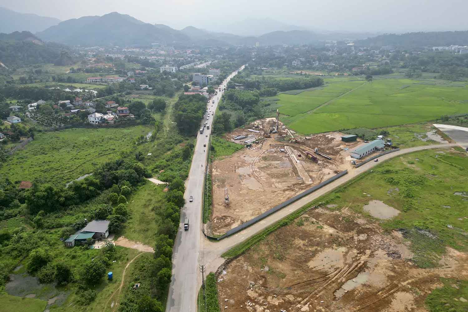 Hiện đoạn 6,7 km từ đại lộ Thăng Long đi cao tốc Hà Nội - Hòa Bình là đường đồng bằng nhỏ hẹp, xuống cấp, gây khó khăn cho phương tiện.