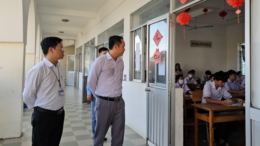 Đoàn của Sở GD kiểm tra công tác thi tại trường THPT Trần Đại Nghĩa. Ảnh: Bích Ngọc