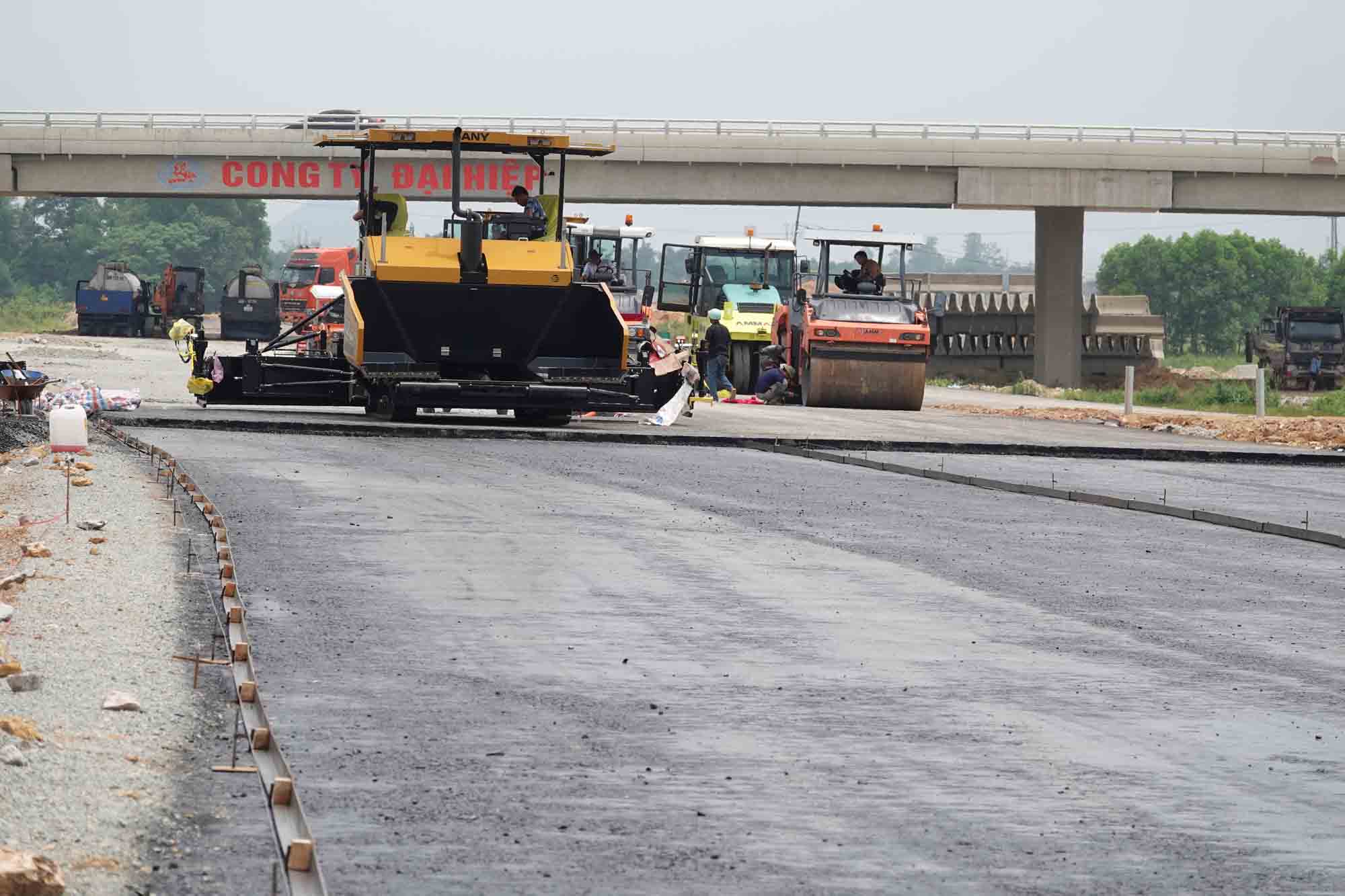 Máy móc tập trung để thảm mặt đường cao tốc đoạn qua xã Thanh Bình Thịnh. Ảnh: Trần Tuấn.