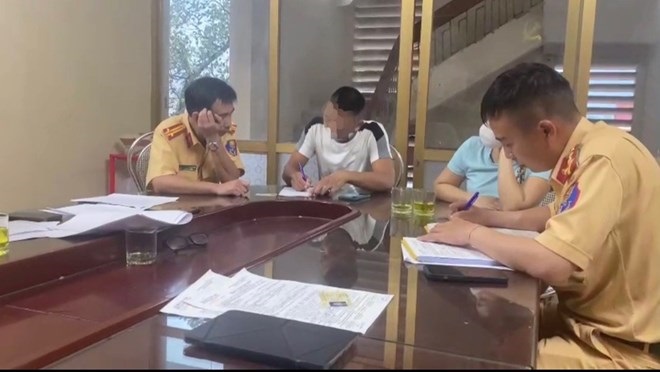 Cơ quan công an xử lý lái xe cố tình che biển kiểm soát để tránh phạt nguội. Ảnh: LDO