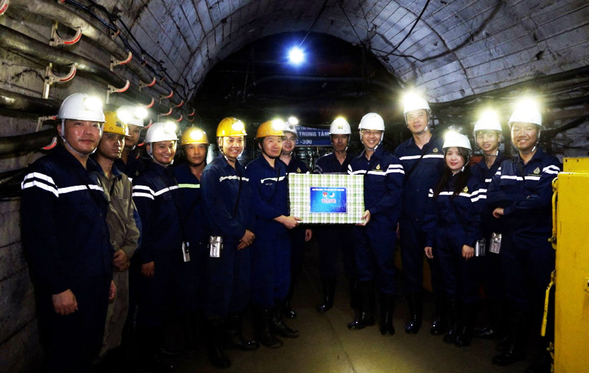 Thăm tặng quà, động viên thanh niên công nhân trạm bơm -300, Chi đoàn vận tải giếng đứng, Công ty CP Than Hà Lầm. Ảnh: Mai Linh