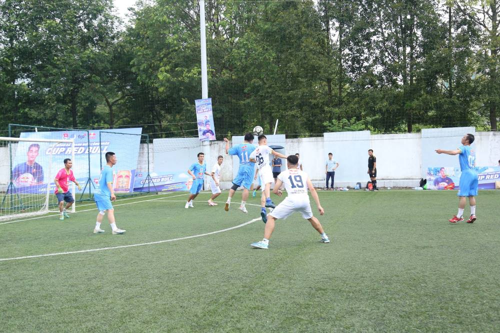 Các đội bóng thanh niên công nhân đua nhau tranh tài trên sân cỏ. Ảnh: Minh Hoàng