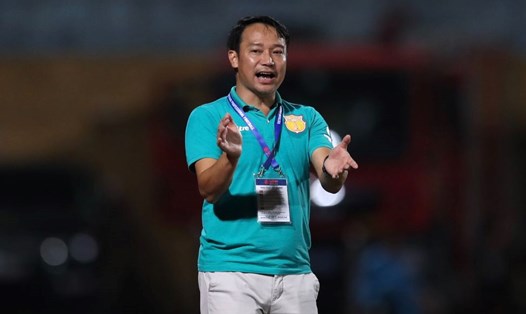 Huấn luyện viên Vũ Hồng Việt chỉ ra vấn đề của Nam Định ở mùa giải 2023-2024 là những tình huống cố định. Ảnh: Nam Định FC