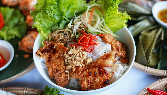 Miếng thịt nướng tẩm ướp đậm đà, nướng chín có màu vàng cánh gián. Ảnh: Foody