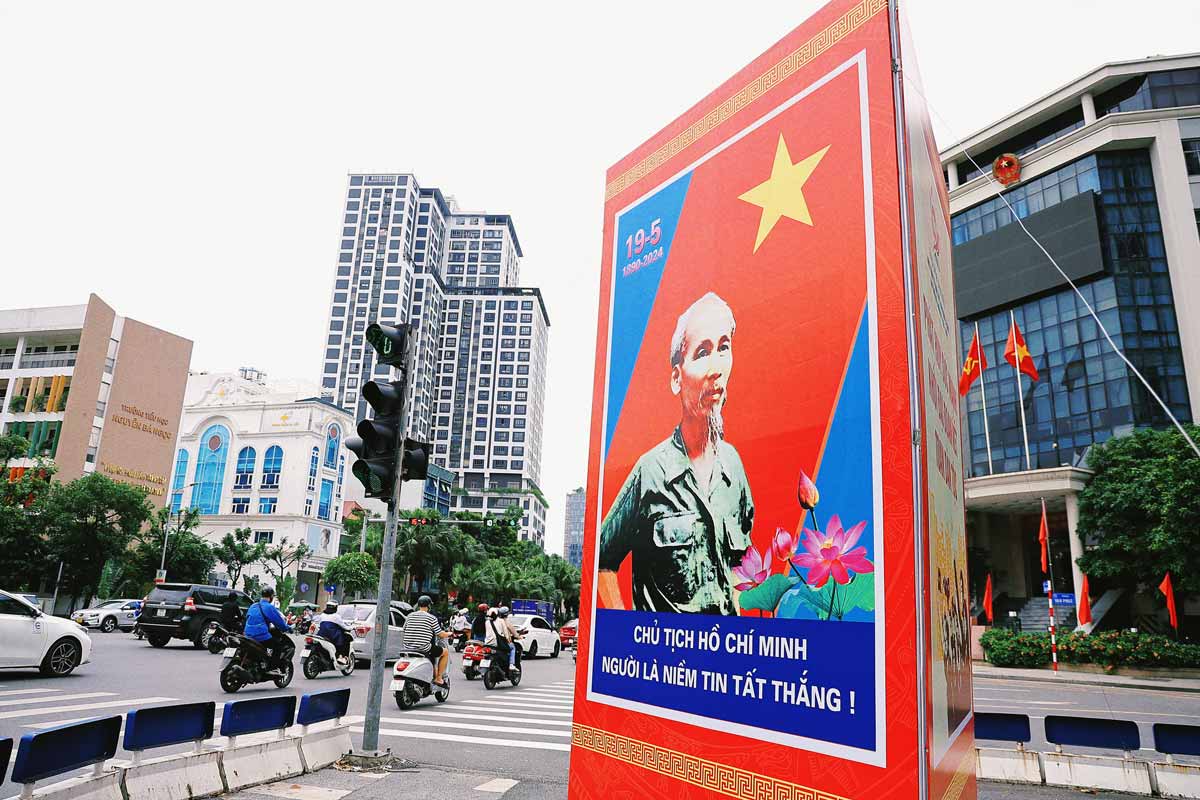 Tấm pano cỡ lớn nhân kỷ niệm 134 năm ngày sinh Chủ tịch Hồ Chí Minh được đặt tại nhiều tuyến phố của Thủ đô Hà Nội. Ảnh: Việt Anh