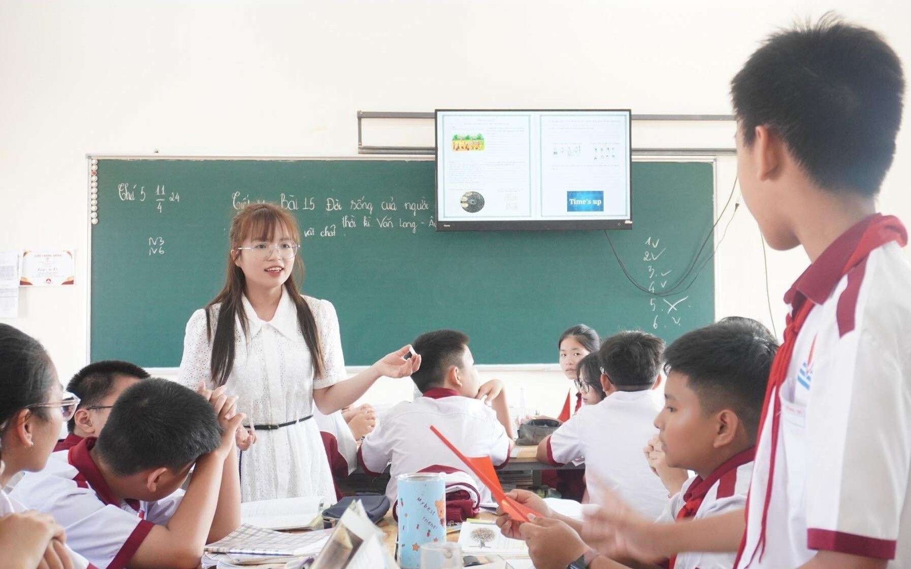 Cô Hoàng Thị Mai Trinh áp dụng nhiều thiết bị, phần mềm hiện đại để đổi mới phương pháp giảng dạy. Ảnh: Nhân vật cung cấp