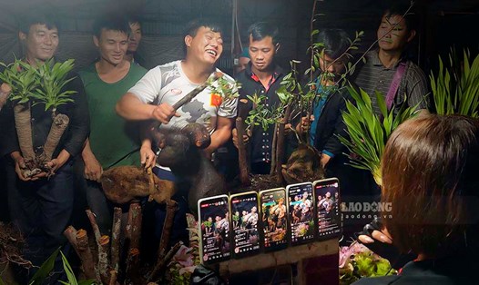  Độc đáo xem livestream bán hàng ở chợ đêm vùng cao thuộc huyện Tủa Chùa, tỉnh Điện Biên. Ảnh: Văn Thành Chương