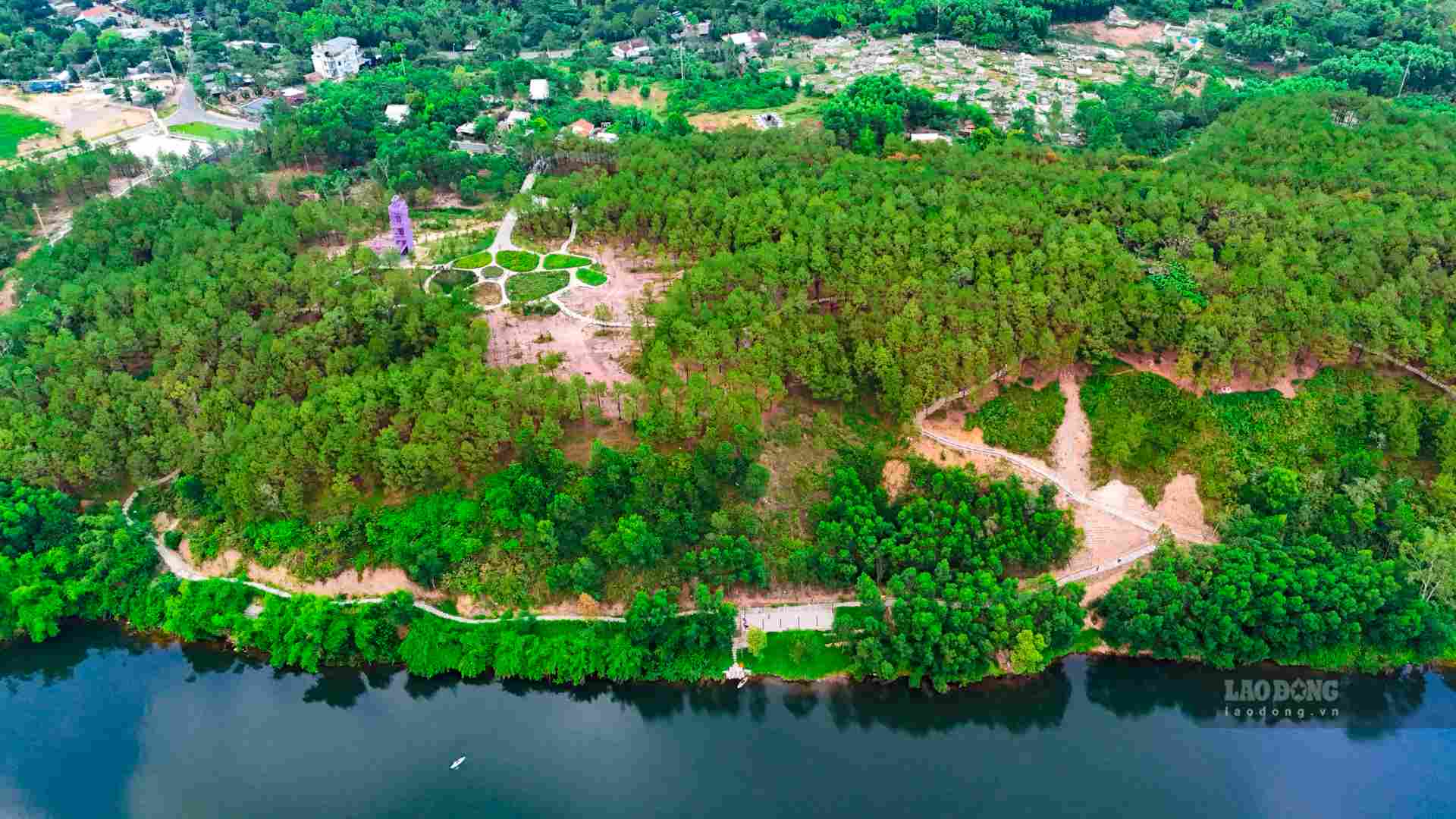 Trước khung cảnh thiên nhiên núi sông hữu tình trên đồi Vọng Cảnh (thuộc 2 phường Thủy Xuân và Thủy Biều, TP. Huế), các bạn trẻ cho rằng đây là điểm đến không thể tuyệt vời hơn để “chữa lành”, giải tỏa những căng thẳng, suy tư, áp lực sau nhiều giờ làm việc căng thẳng.  