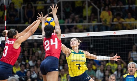 Tuyển bóng chuyền nữ Brazil (áo vàng) là 1 trong 2 đội đang  toàn thắng 3 trận tại giải Nations League nữ 2024. Ảnh: Xinhua