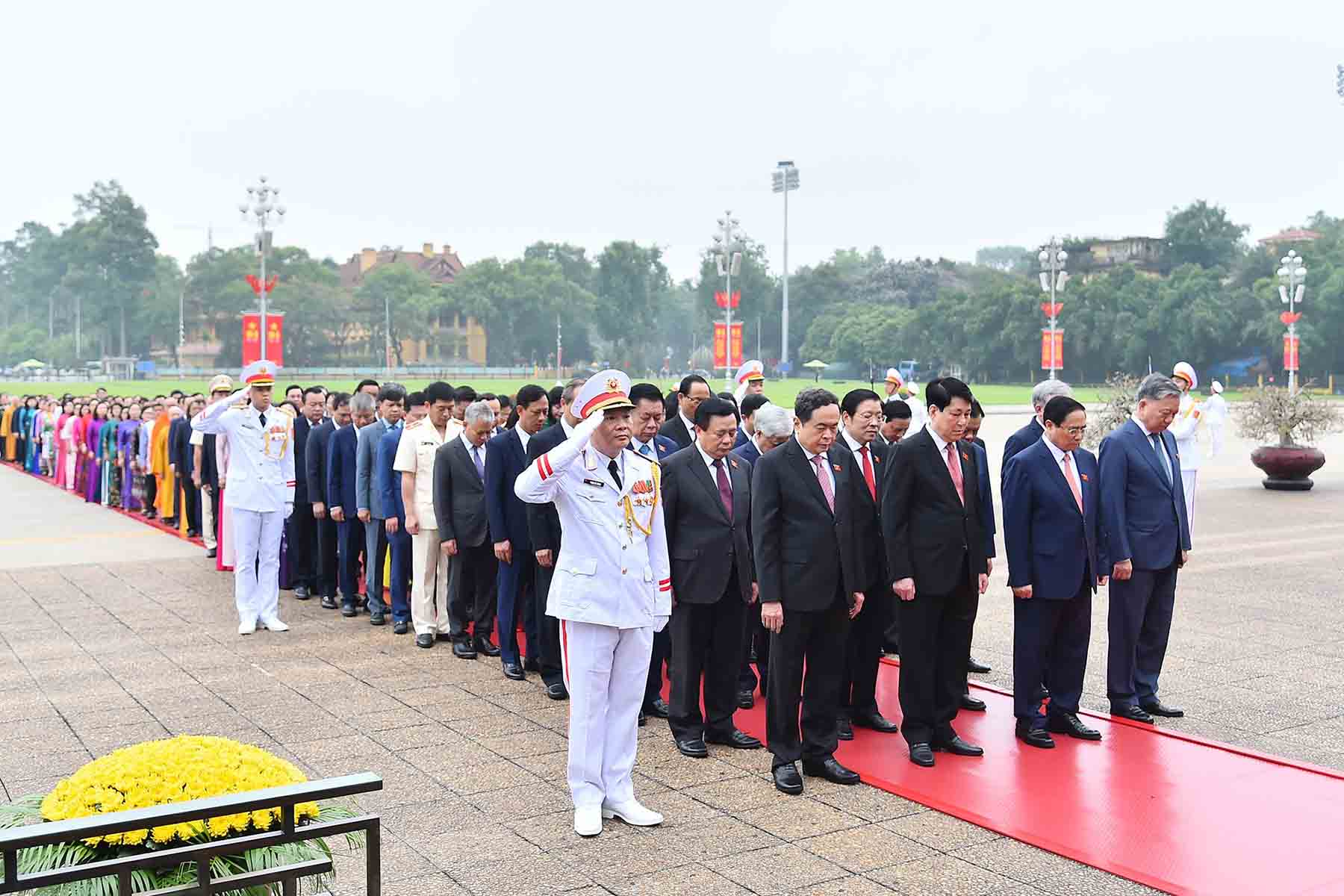 Các lãnh đạo Đảng, Nhà nước và đại biểu Quốc hội thành kính tưởng niệm Chủ tịch Hồ Chí Minh. Ảnh: Hải Nguyễn 