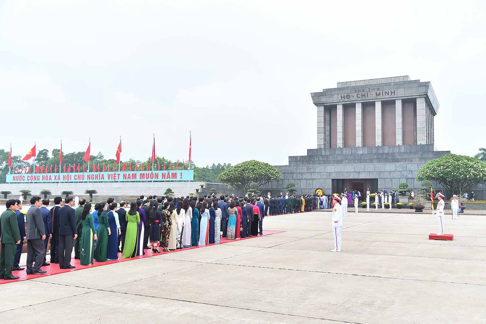 Các đại biểu Quốc hội vào Lăng viếng Chủ tịch Hồ Chí Minh. Ảnh: Hải Nguyễn