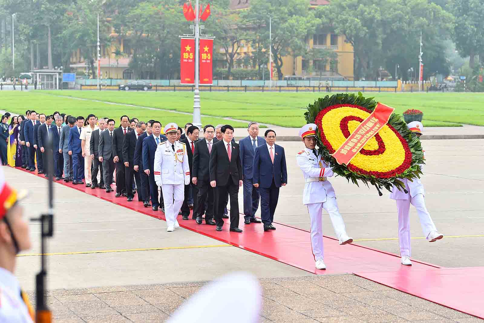Các lãnh đạo Đảng, Nhà nước và các đại biểu Quốc hội đến đặt vòng hoa và vào Lăng viếng Chủ tịch Hồ Chí Minh. Ảnh: Hải Nguyễn