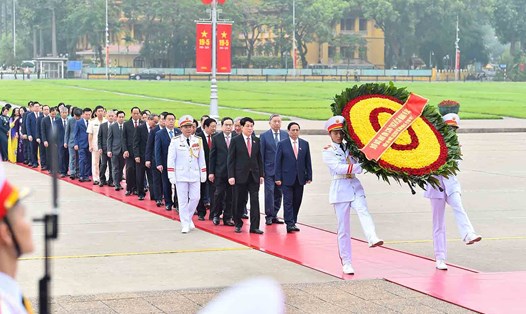 Các lãnh đạo Đảng, Nhà nước và các đại biểu Quốc hội đến đặt vòng hoa và vào Lăng viếng Chủ tịch Hồ Chí Minh. Ảnh: Hải Nguyễn