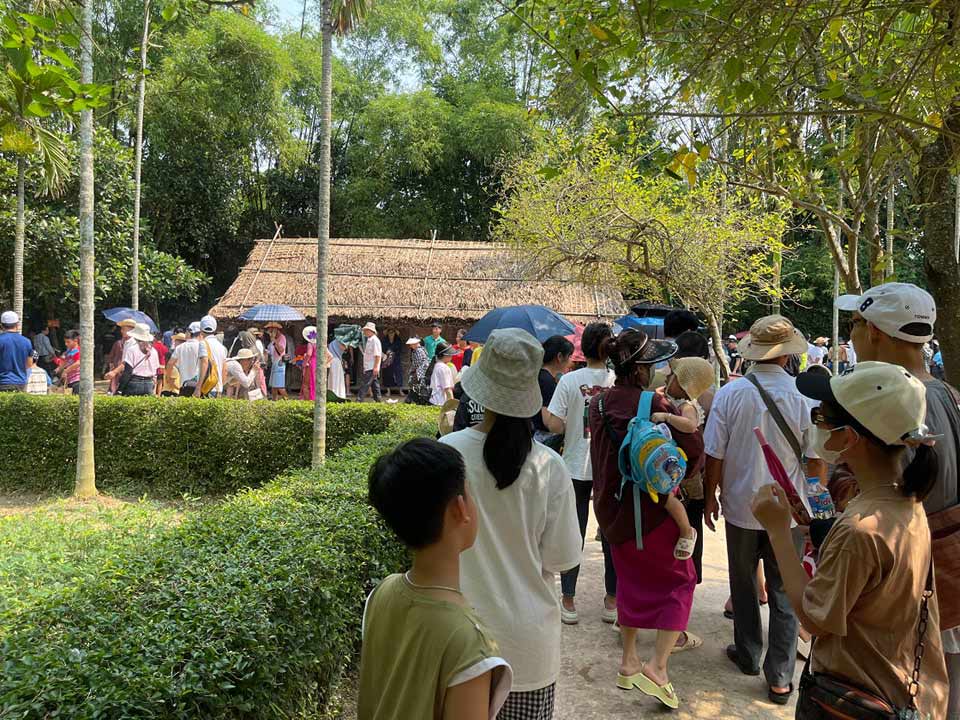 Đông đảo du khách về thăm quê Bác (xã Kim Liên, huyện Nam Đàn, Nghệ An). Ảnh: Anh Tuấn