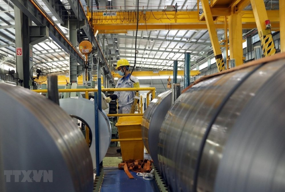 Các doanh nghiệp đang hoàn thiện hồ sơ yêu cầu điều tra chống bán phá giá thép cán nóng. Ảnh: TTXVN
