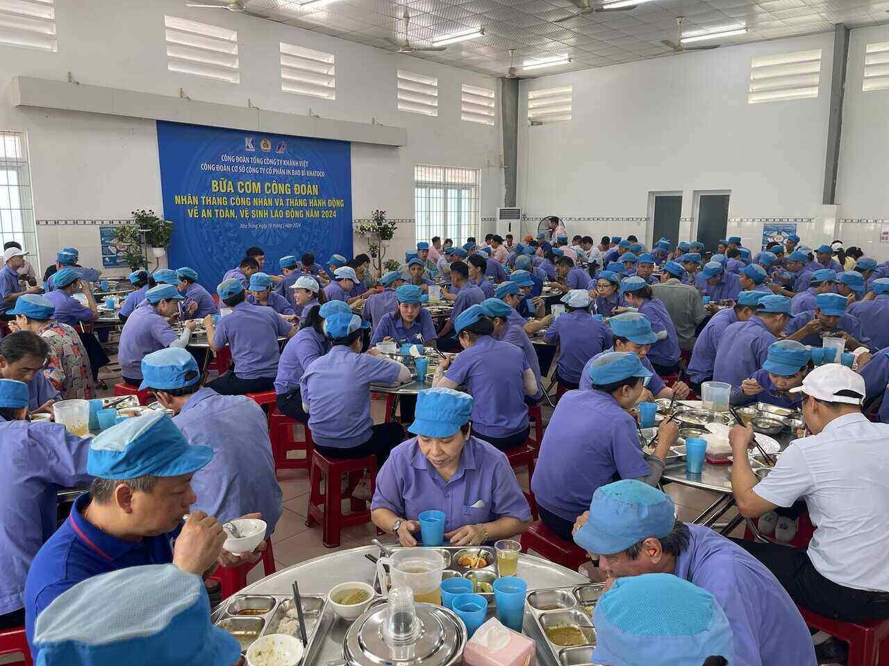  Bữa cơm Công đoàn có giá 50.000 đồng hơn tăng hơn 20.000 đồng so với ngày thường. Ảnh: Phương Linh