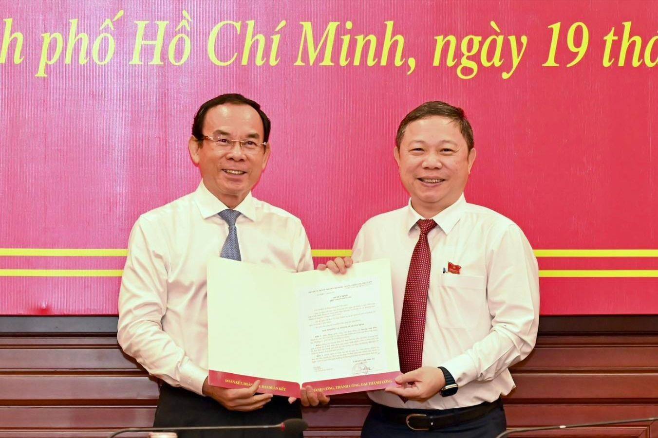 Bí thư Thành ủy TPHCM Nguyễn Văn Nên trao quyết định cho ông Dương Anh Đức. Ảnh: VIỆT DŨNG