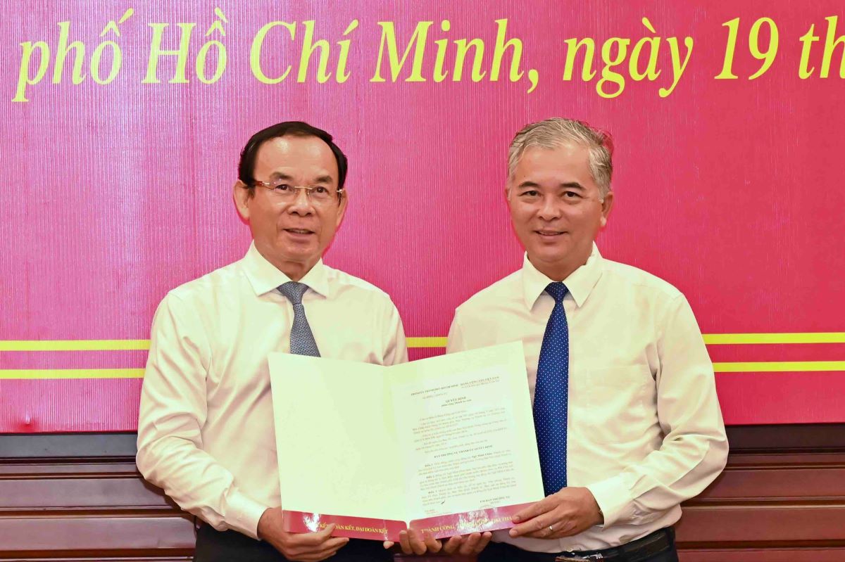Bí thư Thành ủy TPHCM Nguyễn Văn Nên trao quyết định cho ông Ngô Minh Châu.  Ảnh: Việt Dũng